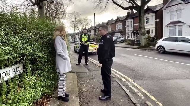 En diciembre de 2022, una mujer que estaba sola, en silencio y sin pancarta alguna ante un abortorio en Birmingham (Inglaterra) fue detenida en aplicación de la ley que protege estos centros. 