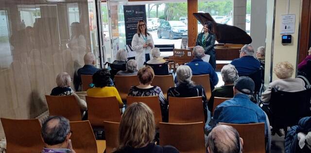 En abril el Hospital Sant Camil presentaba un piano en el vestíbulo, se puede ir a escuchar música, a pedir la eutanasia, a curarse...