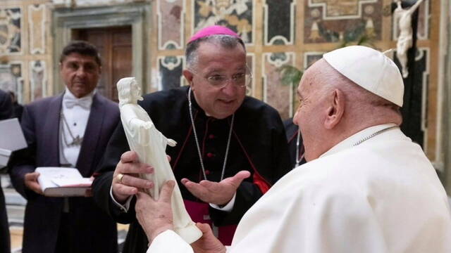 El obispo de Getafe, Ginés García Beltrán, ofrece a Francisco una réplica de la imagen del Sagrado Corazón de Jesús del Cerro de los Ángeles. Foto: Vatican Media.