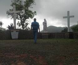 Una imagen de la Santa Montaña de Puerto Rico y su santuario en un momento lluvioso