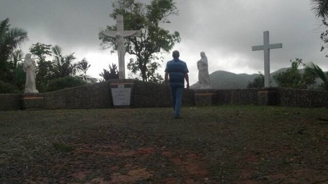 Una imagen de la Santa Montaña de Puerto Rico y su santuario en un momento lluvioso