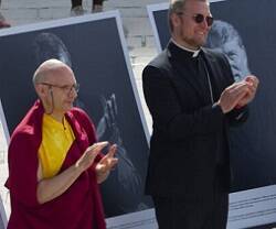 Un sacerdote junto a un lama en la ceremonia interreligiosa del 4 de agosto en Paris 2024