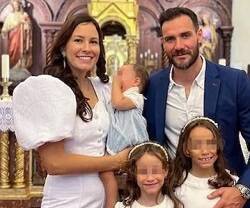 Saúl Craviotto y su esposa Celia en el bautizo de sus tres hijas en 2023