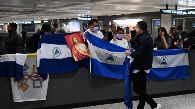 Nicaragüenses reciben a clérigos deportados a EEUU en febrero de 2023