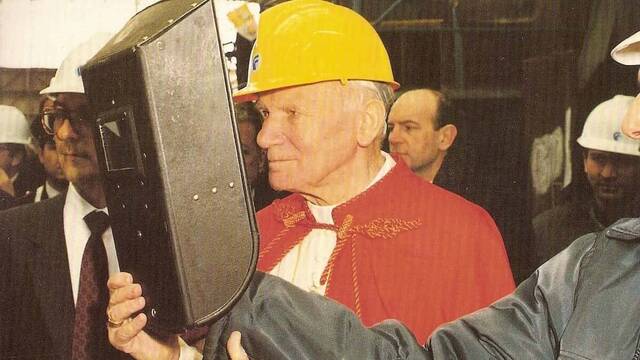 Juan Pablo II, durante su visita a una factoría.