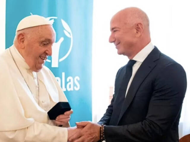 El Papa, en privado, con Jeff Bezos