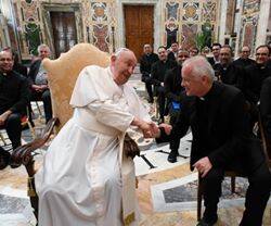 Francisco saluda al padre Jan Pelczarski, recién reelegido superior de los Oblatos de San José. Foto: Vatican Media.