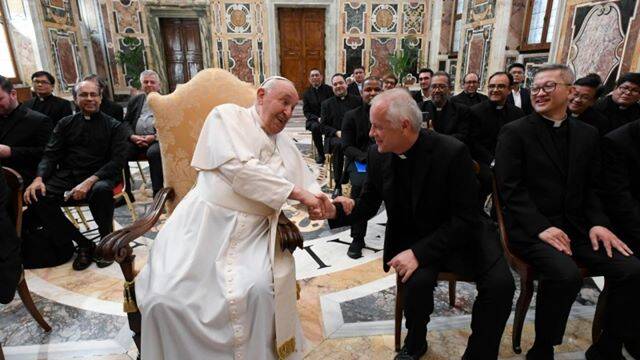 Francisco saluda al padre Jan Pelczarski, recién reelegido superior de los Oblatos de San José. Foto: Vatican Media.