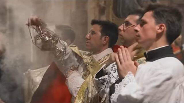 Un sacerdote incensa durante la misa.