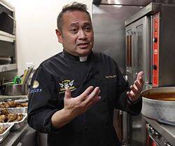 Leo Patalinghug, en los fogones de su primer restaurante estático, Gastro Social, en Baltimore. Foto: captura EWTN.