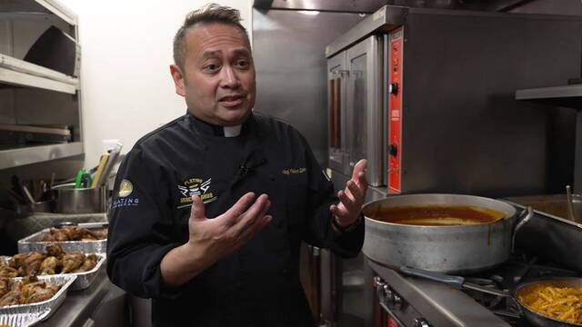 Leo Patalinghug, en los fogones de su primer restaurante estático, Gastro Social, en Baltimore. Foto: captura EWTN.