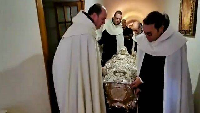 Un momento del traslado del sepulcro de Santa Teresa.