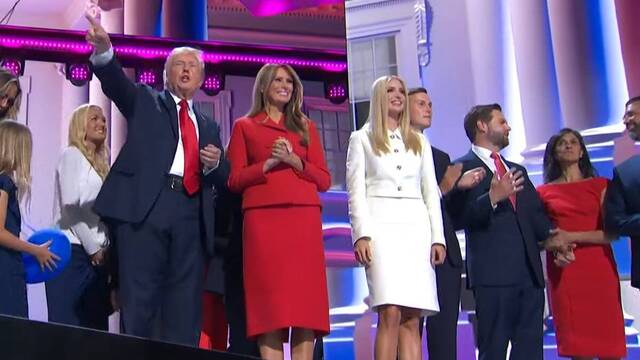 Trump, Vance y sus familias durante la convención republicana que les consagró como 'ticket' electoral. 