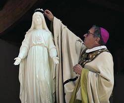 Jérôme Beau, arzobispo de Bourges, corona en 2020 a Nuestra Señora de la Misericordia a la llegada de la peregrinación M de María a Pellevoisin.