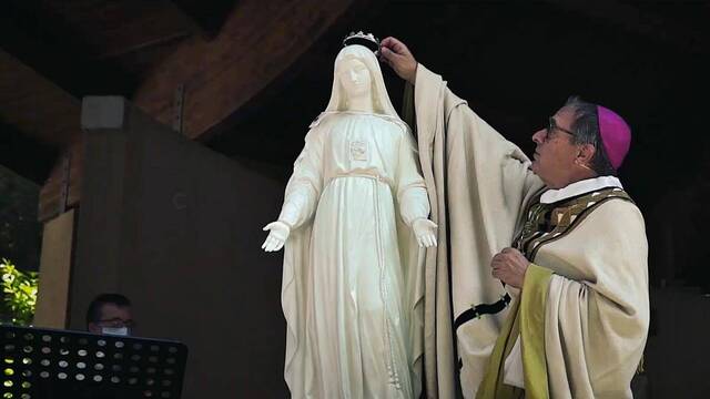 Jérôme Beau, arzobispo de Bourges, corona en 2020 a Nuestra Señora de la Misericordia a la llegada de la peregrinación M de María a Pellevoisin.