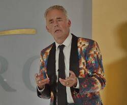 Jordan Peterson ofreció su charla vestido con una americana con cruces estampadas.