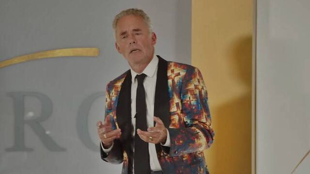 Jordan Peterson ofreció su charla vestido con una americana con cruces estampadas.