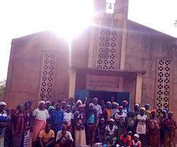 Fieles en la Iglesia parroquial del distrito de Zekuy-Doumbala, en Burkina Faso, atacada por islamistas. Foto: ACN.