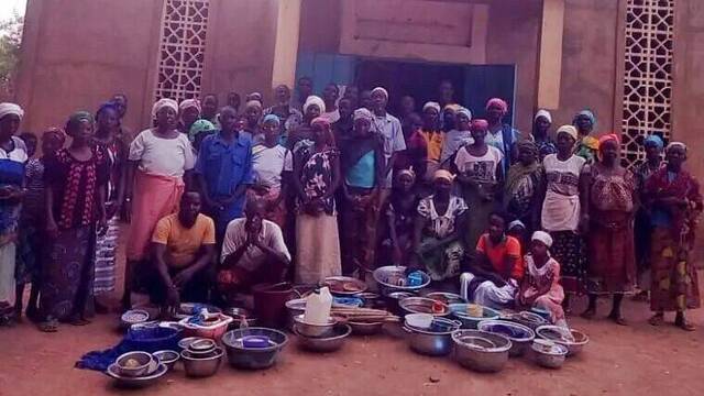 Fieles en la Iglesia parroquial del distrito de Zekuy-Doumbala, en Burkina Faso, atacada por islamistas. Foto: ACN.