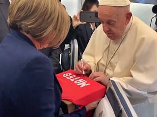 Francisco firma una camiseta de Mateo