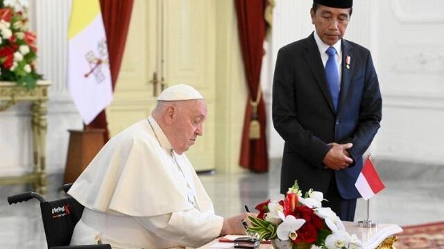 El Papa Francisco firma el Libro de Honor del Palacio presidencial de Yakarta