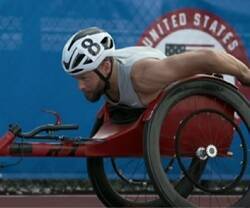 El medallista Brian Siemann con su silla de carreras deportiva