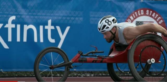 El medallista Brian Siemann con su silla de carreras deportiva