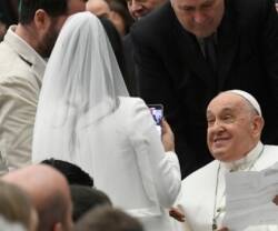 El Papa Francisco con un matrimonio. 