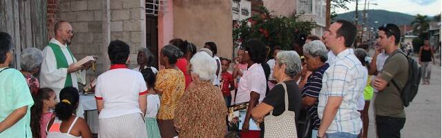 Misa en la calle en una población cubana, foto de ACN