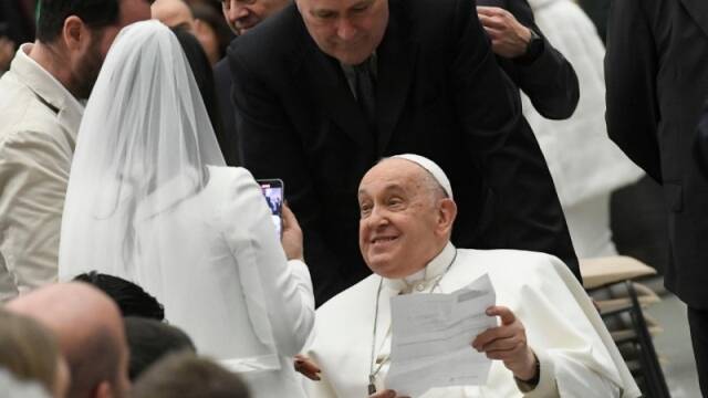 El Papa Francisco con un matrimonio. 