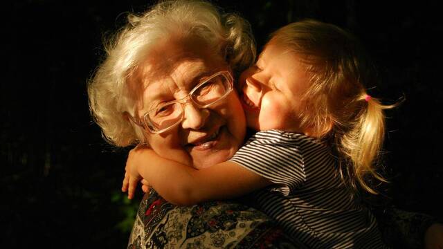 Abuela con su nieta.