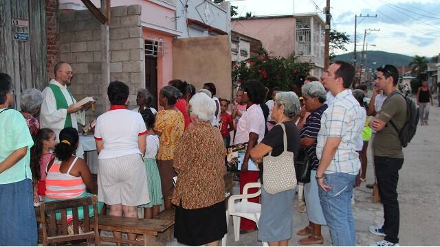 Misa en la calle en una población cubana, foto de ACN