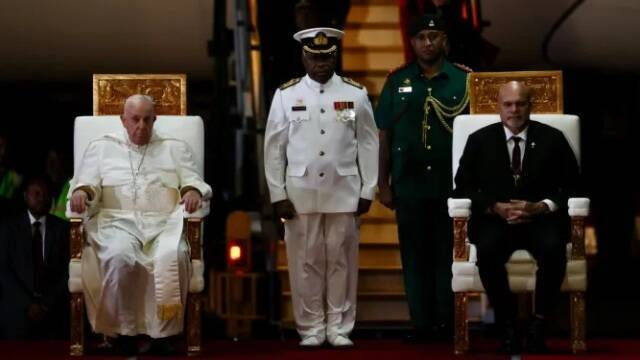 Francisco y el Viceprimer Ministro de Papúa Nueva Guinea, John Rosso. 