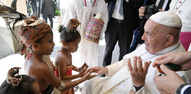 Papa con niños enfermos en Dili