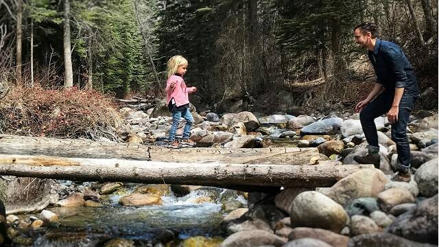 Un padre y una hija en el bosque, foto de Morgan David de Lossy para Unsplash