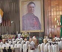 Momento en el que el Beato Moisés Lira Serafín es venerado por todos los presentes en la basílica guadalupana.