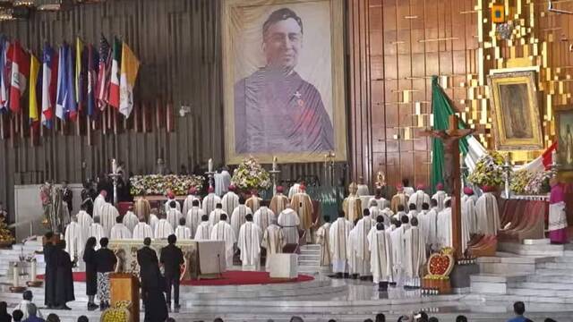 Momento en el que el Beato Moisés Lira Serafín es venerado por todos los presentes en la basílica guadalupana.