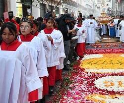 Procesión en las calles de Quito durante el Congreso Eucarístico Mundial, el sábado 14 de septiembre