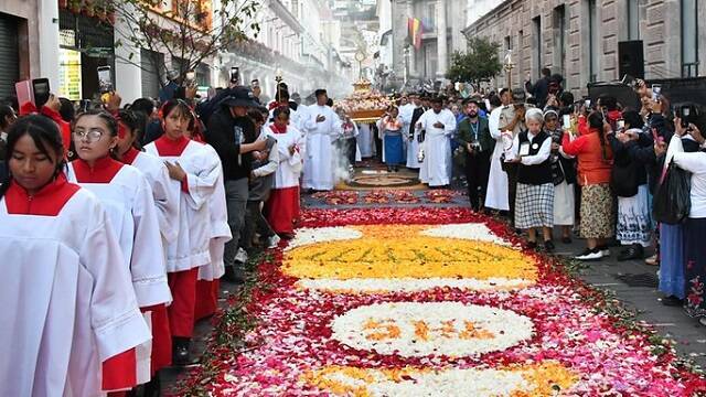 Procesión en las calles de Quito durante el Congreso Eucarístico Mundial, el sábado 14 de septiembre