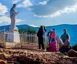 Una estatua de la Virgen marca el lugar de las apariciones de Medjugorje