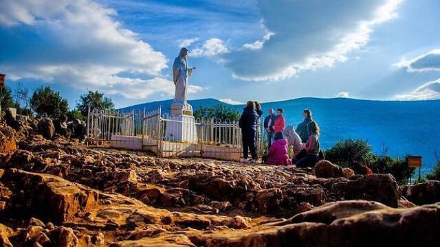 Una estatua de la Virgen marca el lugar de las apariciones de Medjugorje