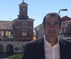 Víctor Miguel Malo, alcalde de Ajalvir, ayuntamiento que incumple la neutralidad institucional con su bandera gay