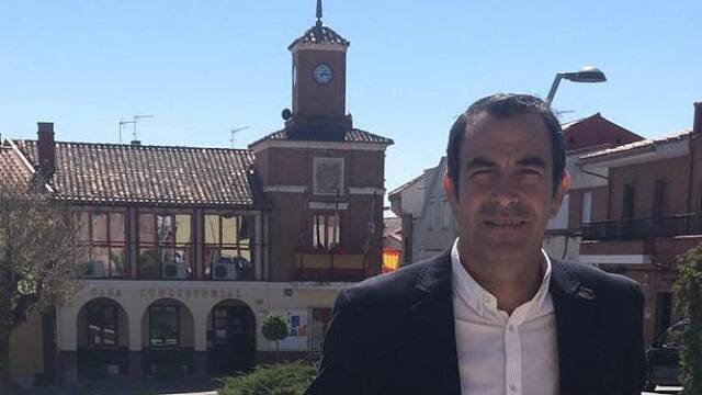 Víctor Miguel Malo, alcalde de Ajalvir, ayuntamiento que incumple la neutralidad institucional con su bandera gay