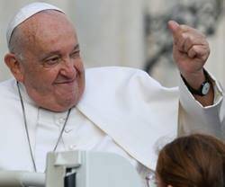 El Papa Francisco saluda a los fieles durante la audiencia general de este miércoles. Foto: Vatican Media.