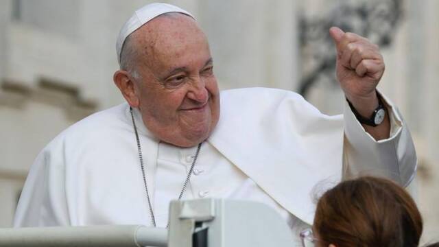 El Papa Francisco saluda a los fieles durante la audiencia general de este miércoles. Foto: Vatican Media.