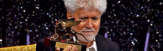 Pedro Almodóvar, al recibir el pasado 7 de septiembre el León de Oro del Festival de Cine de Venecia por 'La habitación de al lado'.