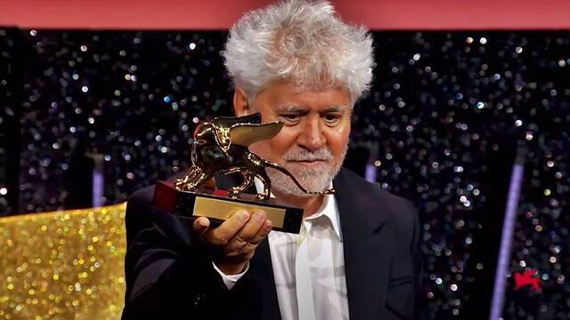 Pedro Almodóvar, al recibir el pasado 7 de septiembre el León de Oro del Festival de Cine de Venecia por 'La habitación de al lado'.