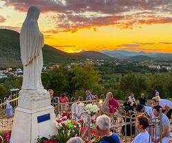 Una puesta de sol en la llamada colina de las apariciones en Medjugorje