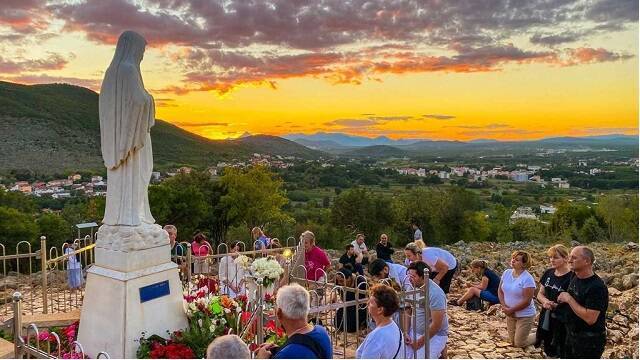 Una puesta de sol en la llamada colina de las apariciones en Medjugorje