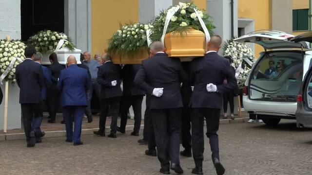 Momento en el que se introducen los féretros del pequeño Lorenzo y de sus padres, Fabio y Daniela, en la parroquia donde se ofició el funeral por sus almas y el arzobispo Delpini pronunció la homilía que aquí reproducimos.